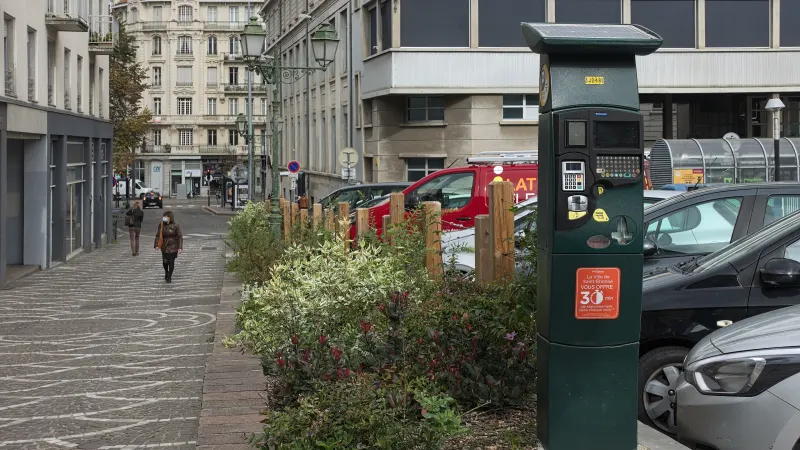 Horodateur de stationnement payant sur une place de Saint-Étienne