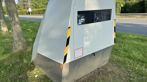Radar de vitesse au bord d’une route en France