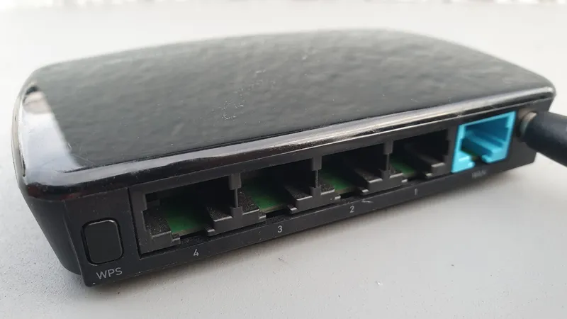 Routeur internet vu de l’arrière, avec ses prises réseau