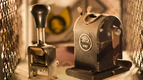 Tampon dateur et appareil de bureau anciens