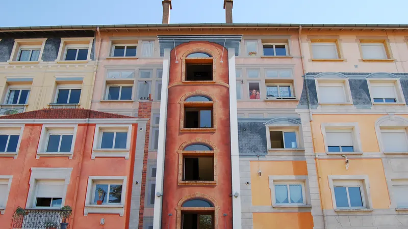 Façade colorée d’un immeuble d’habitation à plusieurs étages