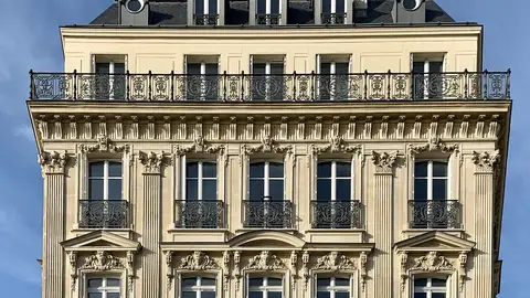 Façade d’un immeuble ancien à balcons en fer forgé