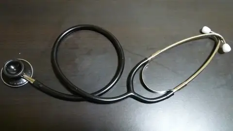 Stéthoscope posé sur une table
